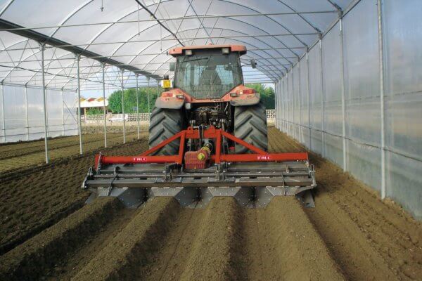 Beformer in action cultivating inside greenhour | Rotary Hoe | Spike Rotor