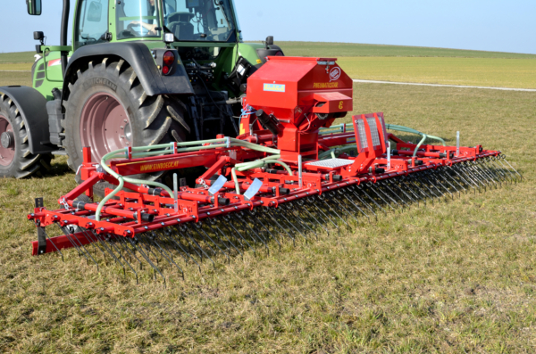 Einböck Pneumaticstar Grünland und Untersaatstriegel Grassland seeder Herse étrille de prairie avec semoir 004 (2)